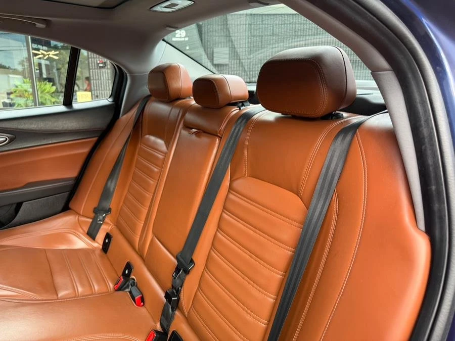 2019 Alfa Romeo Giulia - Image 15 of 18