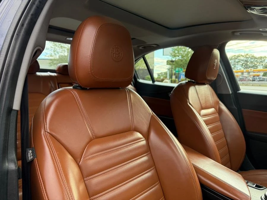 2019 Alfa Romeo Giulia - Image 13 of 18