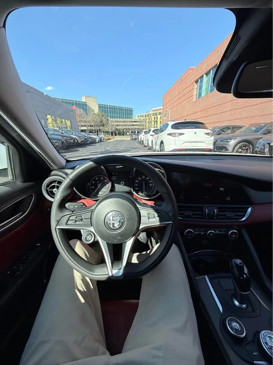 2019 Alfa Romeo Giulia - Image 9 of 13