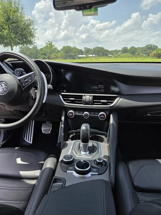 2019 Alfa Romeo Giulia - Image 15 of 20