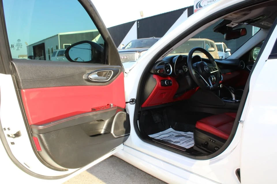 2019 Alfa Romeo Giulia - Image 8 of 20
