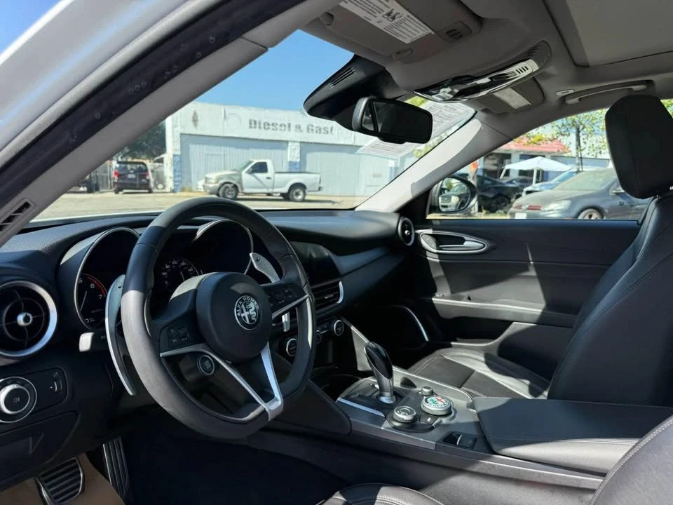 2019 Alfa Romeo Giulia - Image 5 of 6