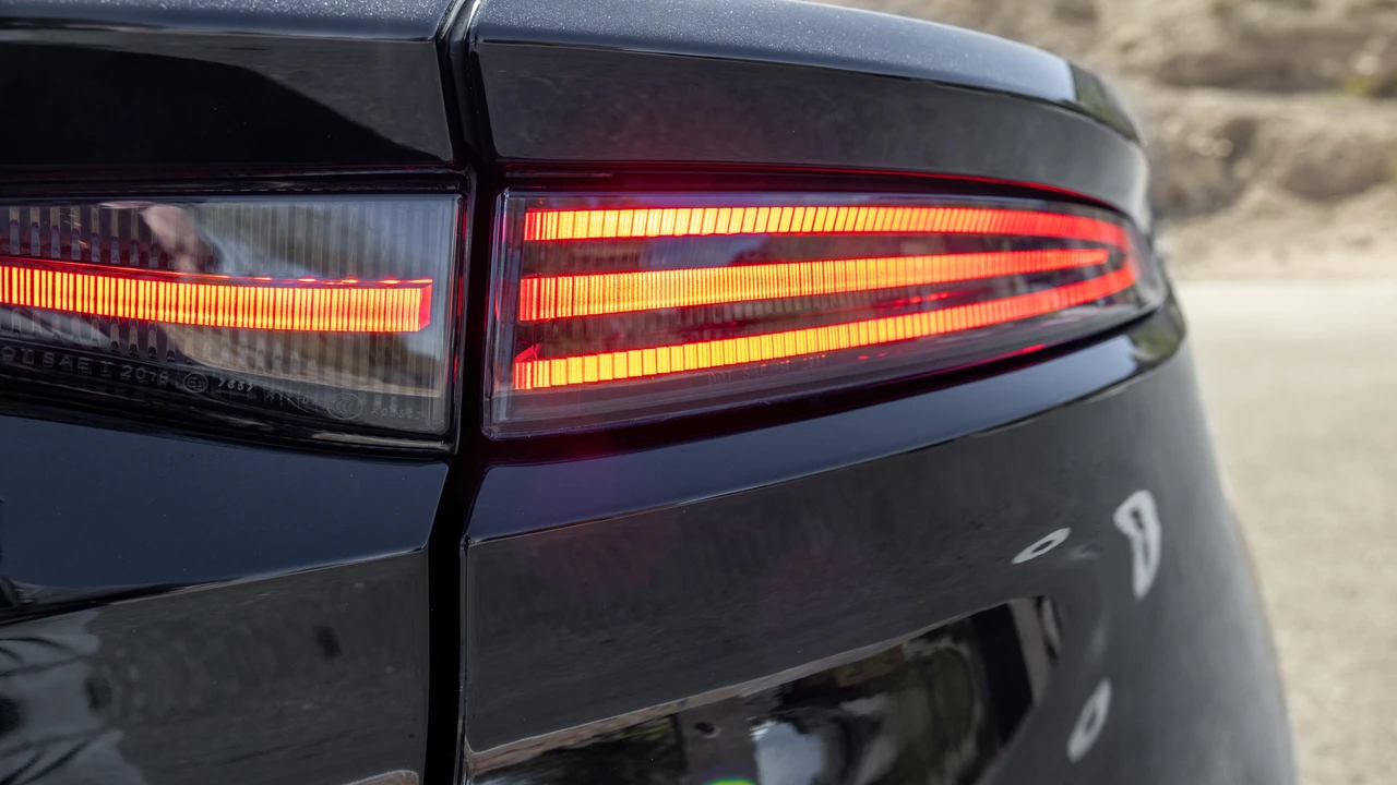2019 Aston Martin DBS Superleggera - Image 17 of 31
