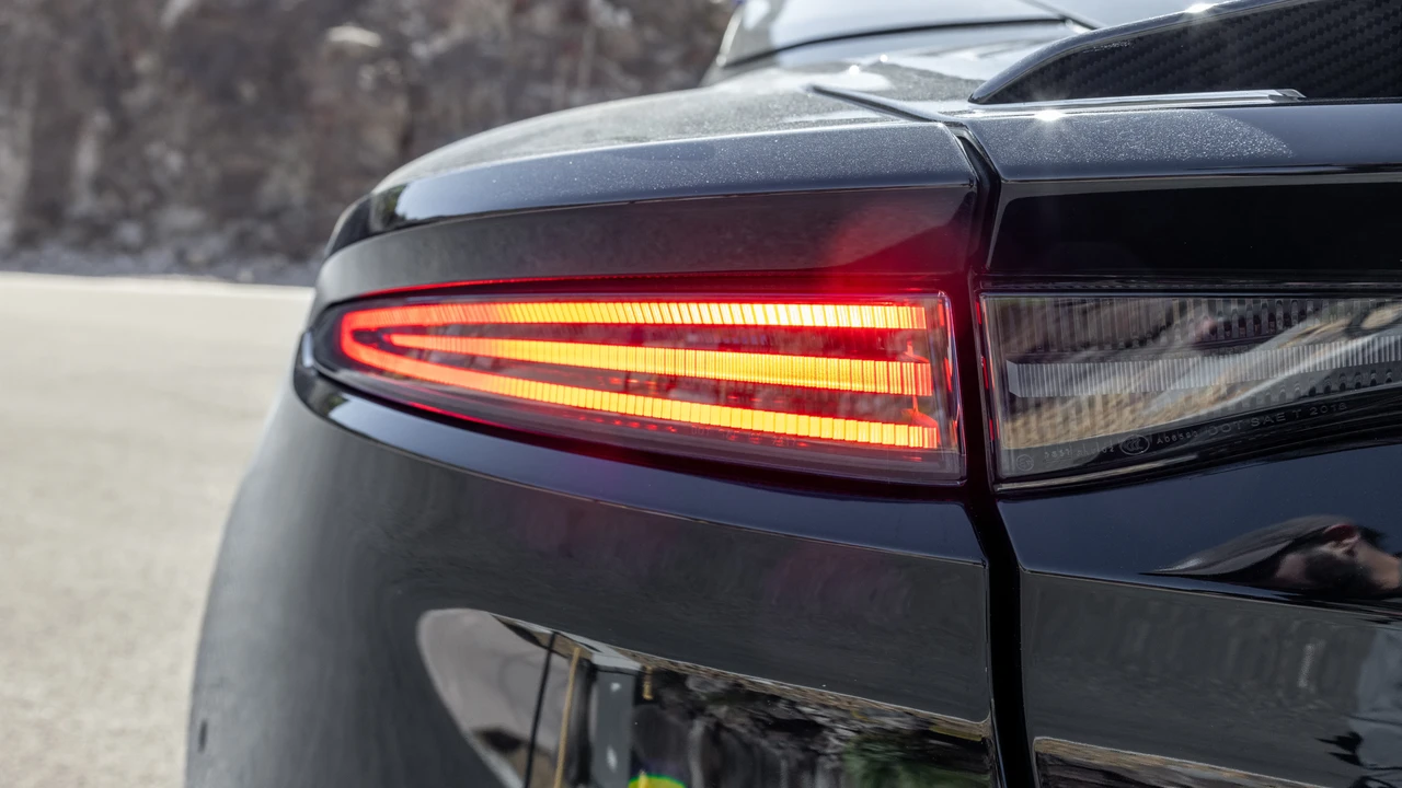 2019 Aston Martin DBS Superleggera - Image 16 of 31