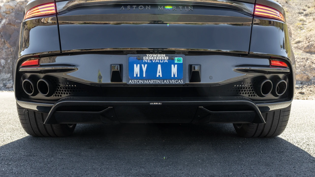 2019 Aston Martin DBS Superleggera - Image 18 of 31