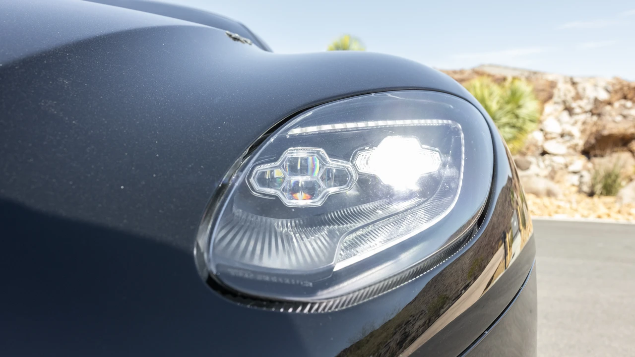 2019 Aston Martin DBS Superleggera - Image 14 of 31