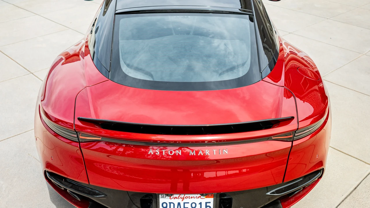 2019 Aston Martin DBS Superleggera - Image 19 of 31