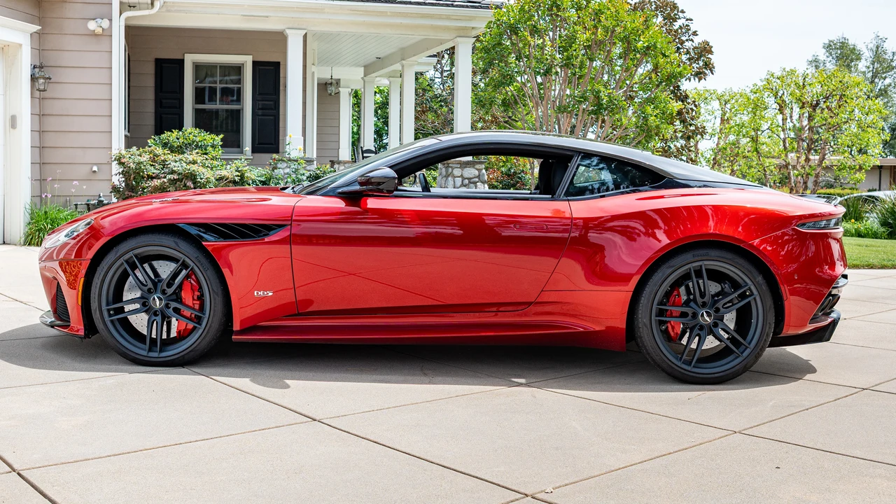 2019 Aston Martin DBS Superleggera - Image 8 of 31