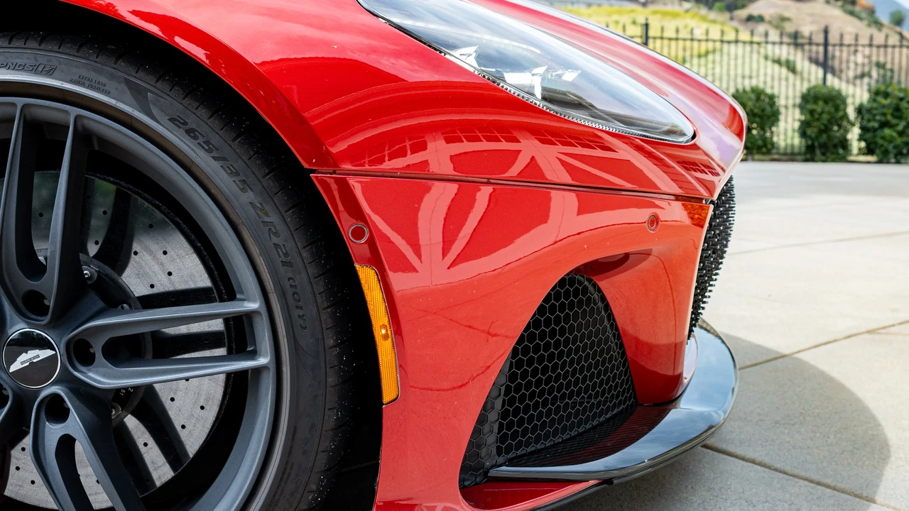 2019 Aston Martin DBS Superleggera - Image 18 of 31