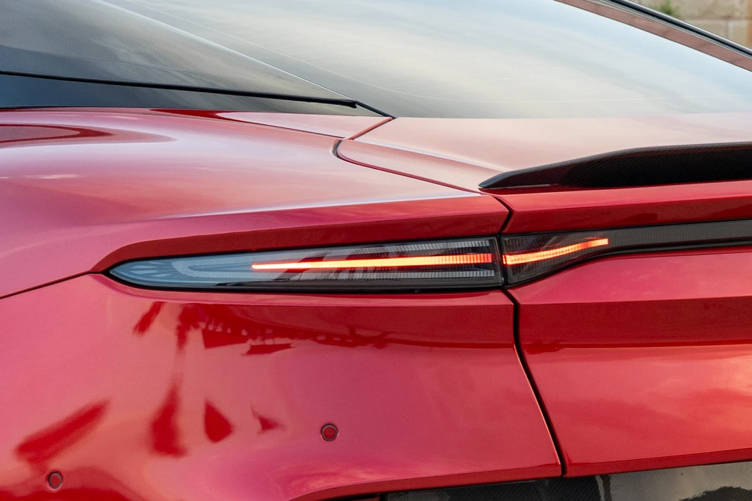 2019 Aston Martin DBS Superleggera - Image 17 of 31