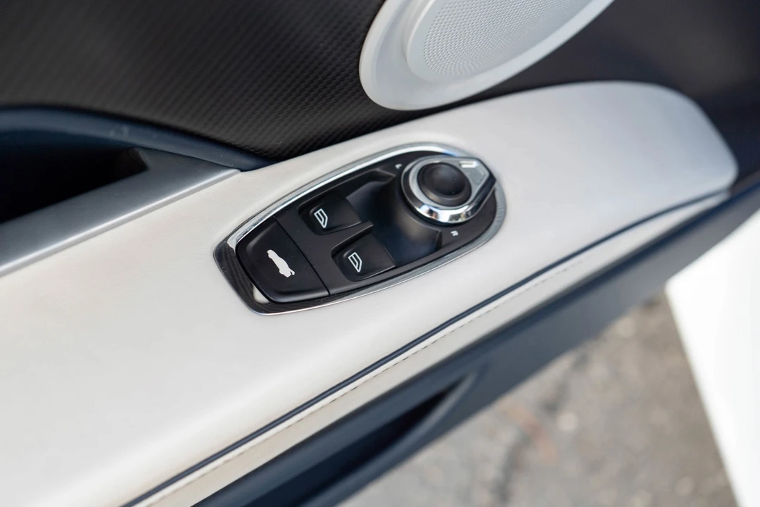 2019 Aston Martin DBS Superleggera - Image 14 of 31