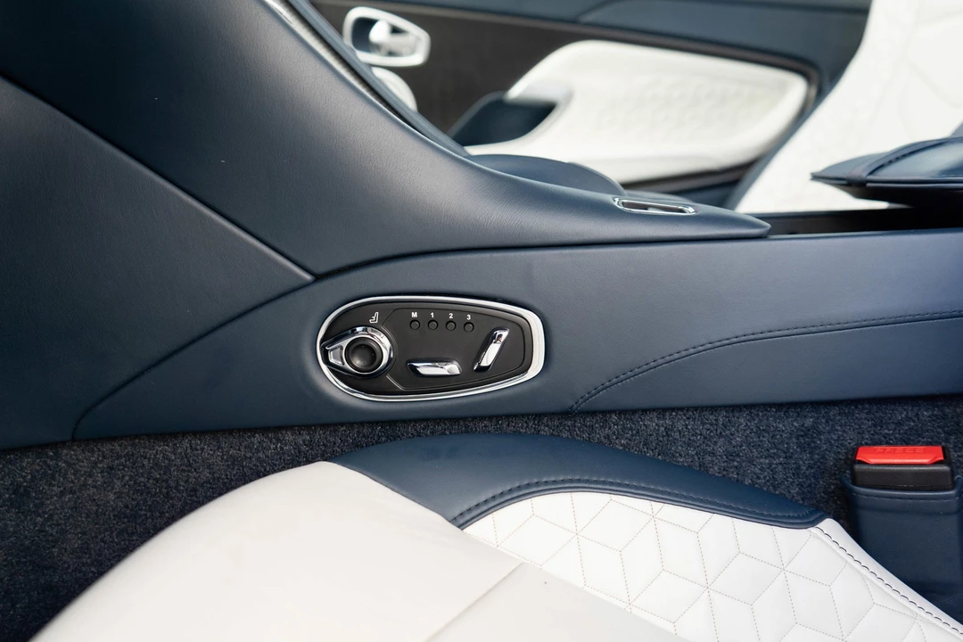 2019 Aston Martin DBS Superleggera - Image 16 of 31