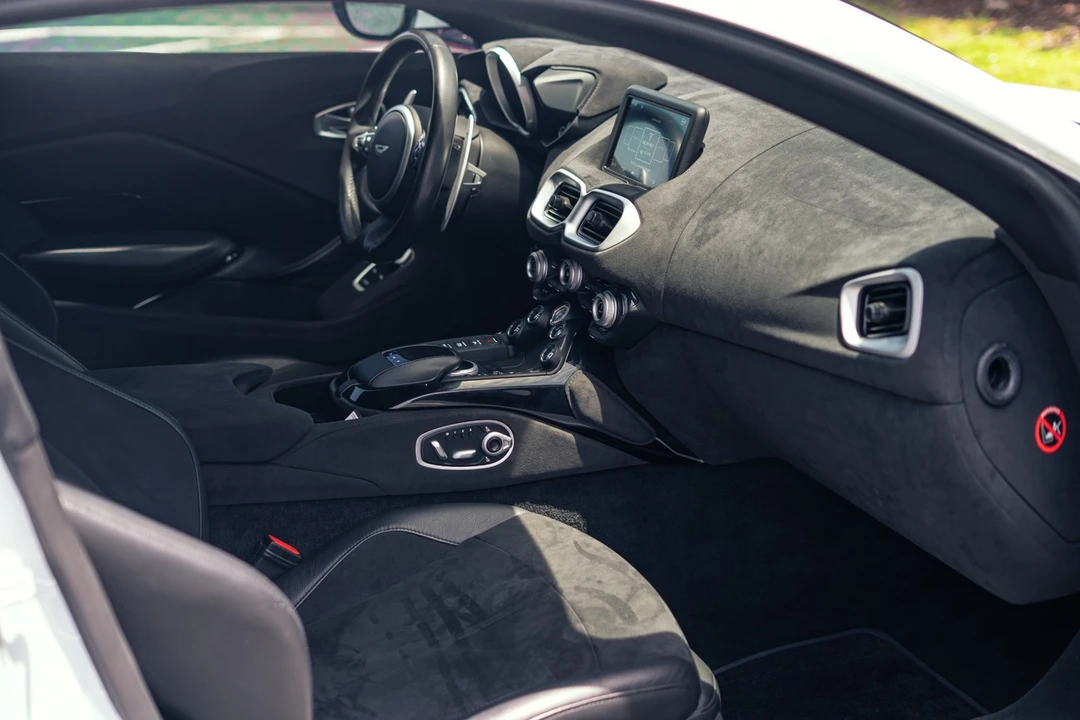 2019 Aston Martin V8 Vantage (2019+) - Image 2 of 31
