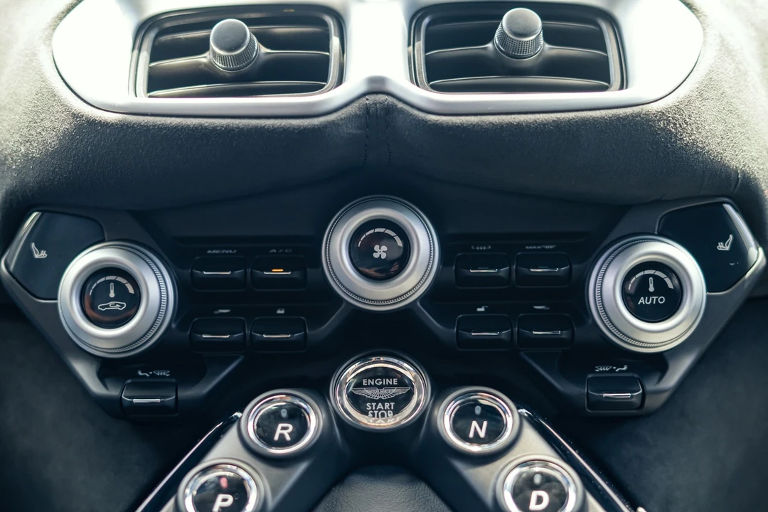 2019 Aston Martin V8 Vantage (2019+) - Image 17 of 31