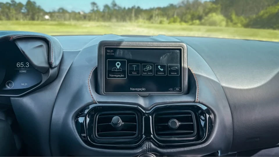 2019 Aston Martin - Image 14 of 18
