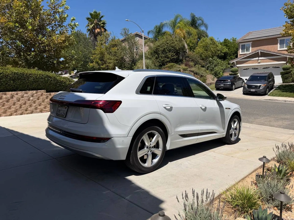 2019 Audi e-tron - Image 5 of 12