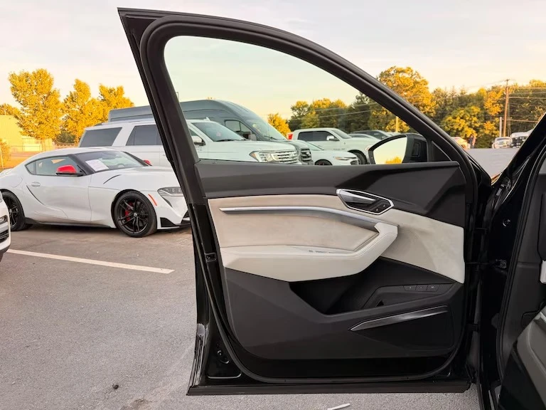 2019 Audi e-tron - Image 7 of 20