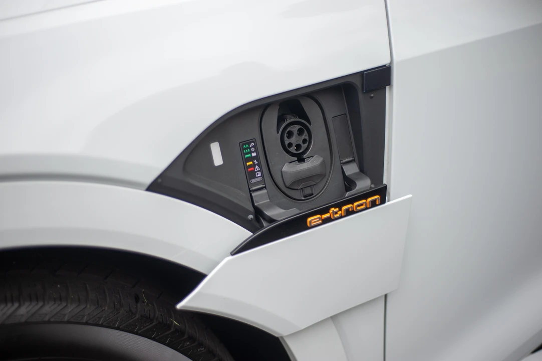 2019 Audi e-tron - Image 14 of 31