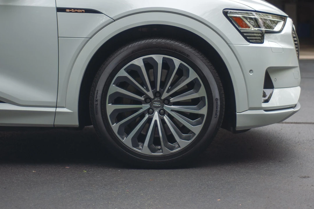 2019 Audi e-tron - Image 28 of 31