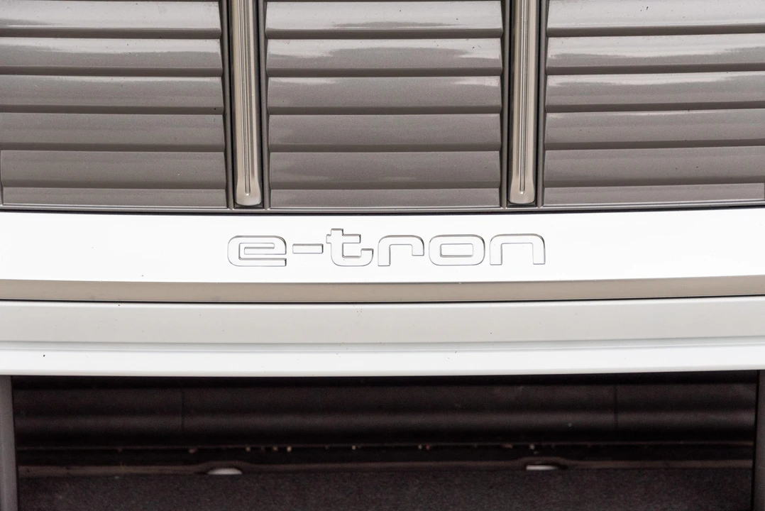 2019 Audi e-tron - Image 16 of 31