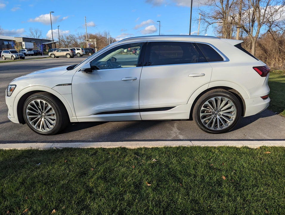 2019 Audi e-tron - Image 10 of 31