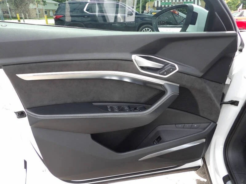 2019 Audi e-tron - Image 11 of 12