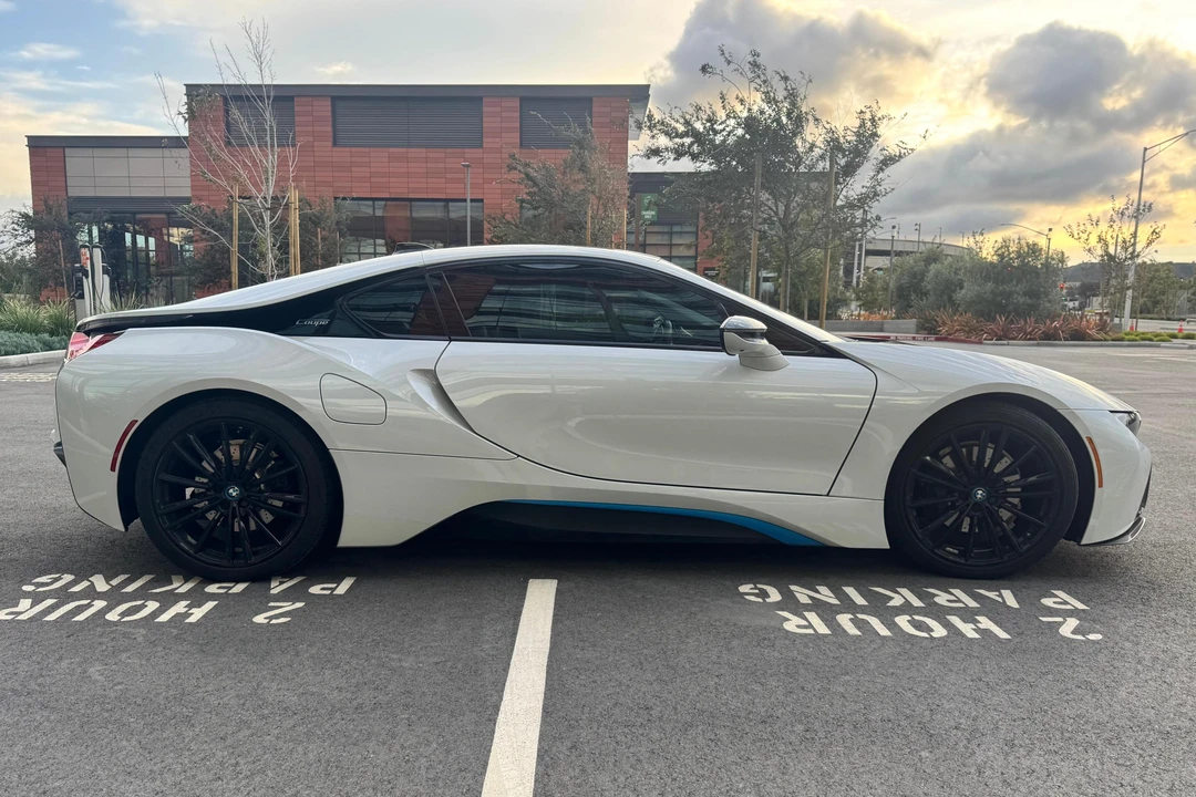 2019 BMW i8 - Image 3 of 31