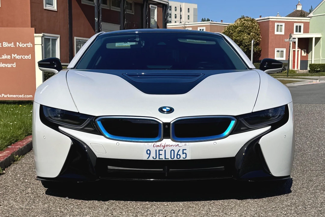 2019 BMW i8 - Image 2 of 31