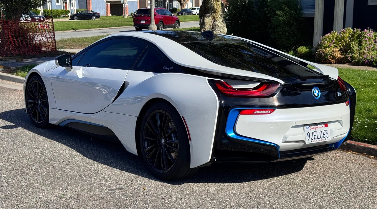 2019 BMW i8 - Image 14 of 31