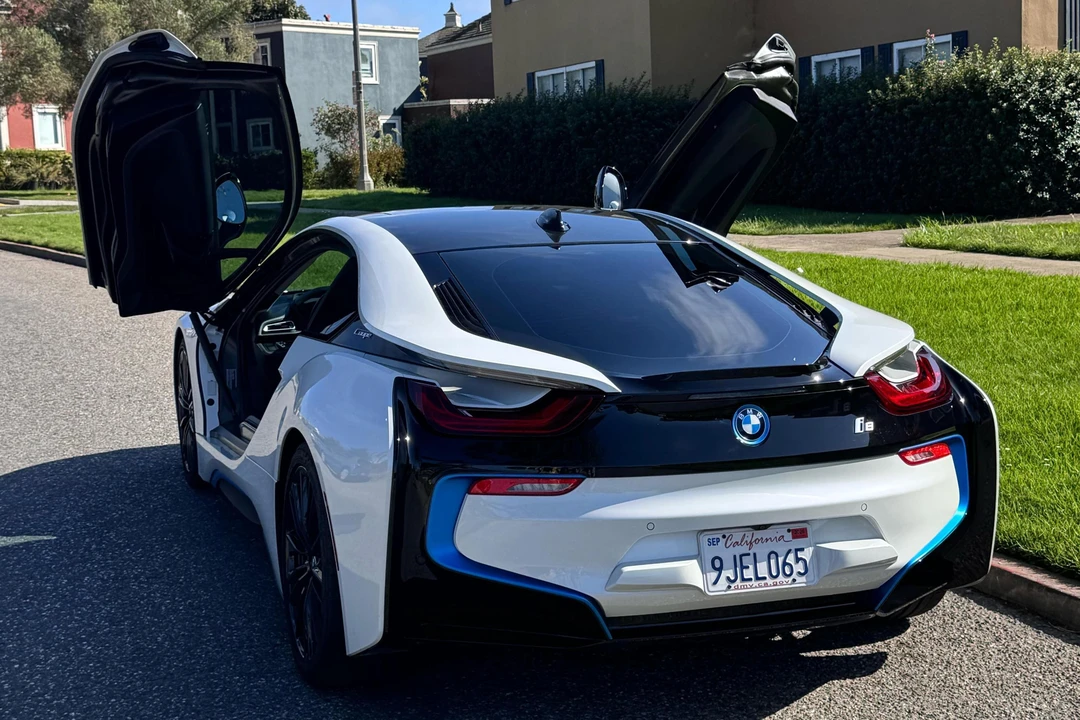 2019 BMW i8 - Image 15 of 31