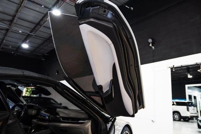 2019 BMW i8 - Image 19 of 31