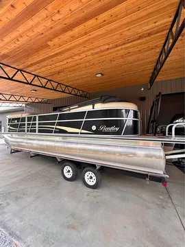 2019 Bentley 243 Navigator Re