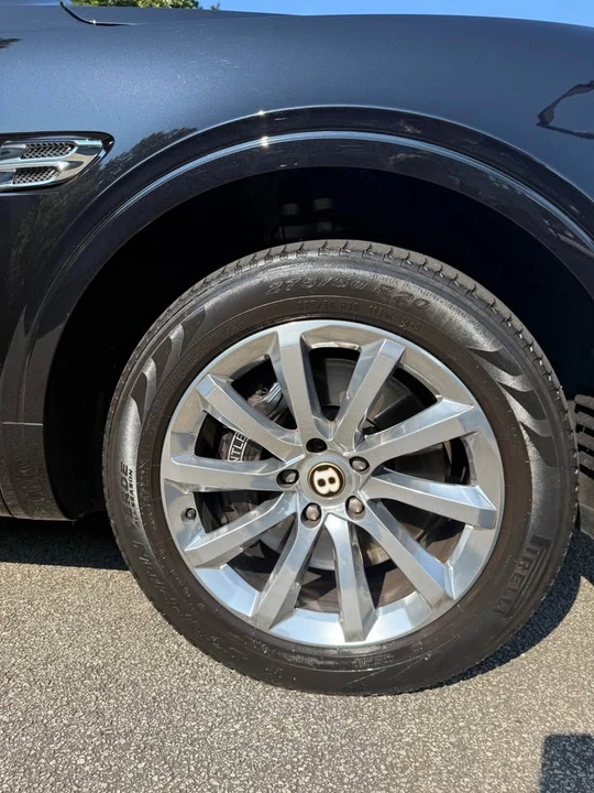 2019 Bentley Bentayga - Image 9 of 17