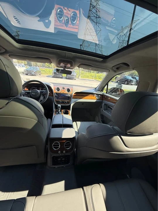 2019 Bentley Bentayga - Image 16 of 17