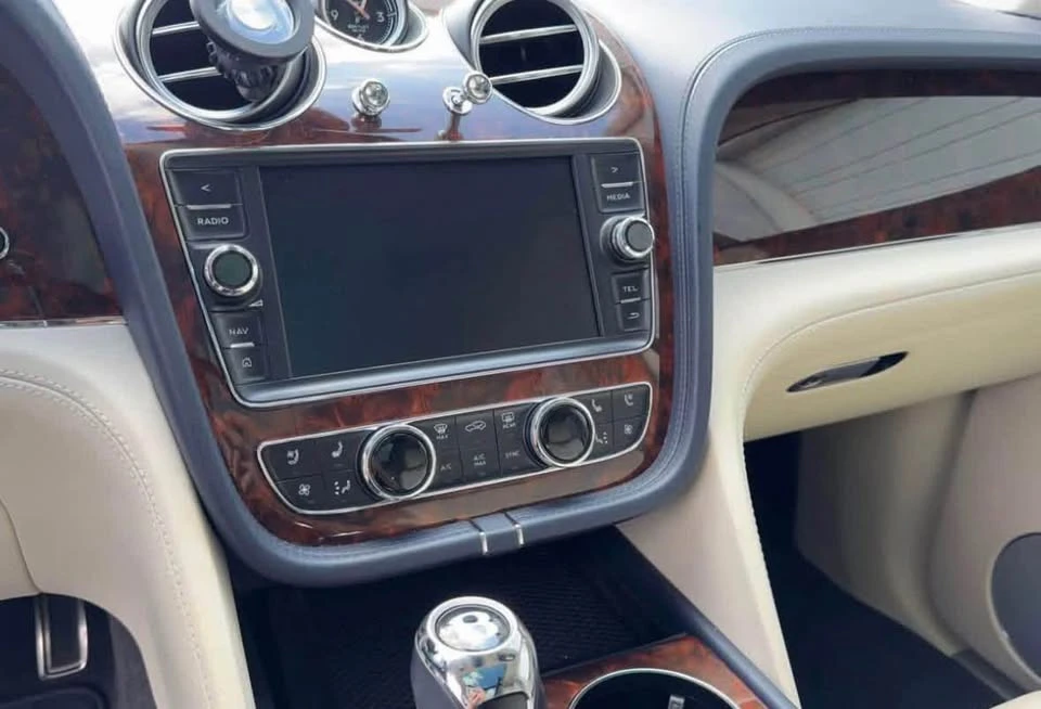 2019 Bentley Bentayga - Image 16 of 18