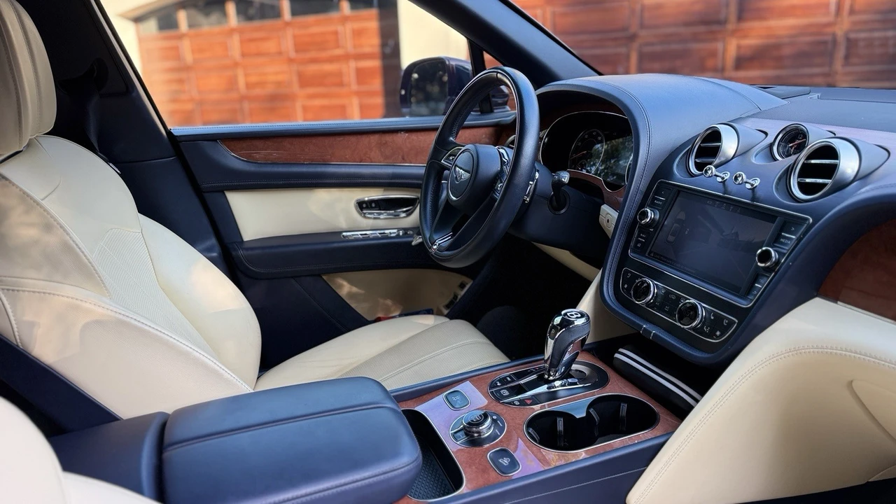 2019 Bentley Bentayga - Image 14 of 18