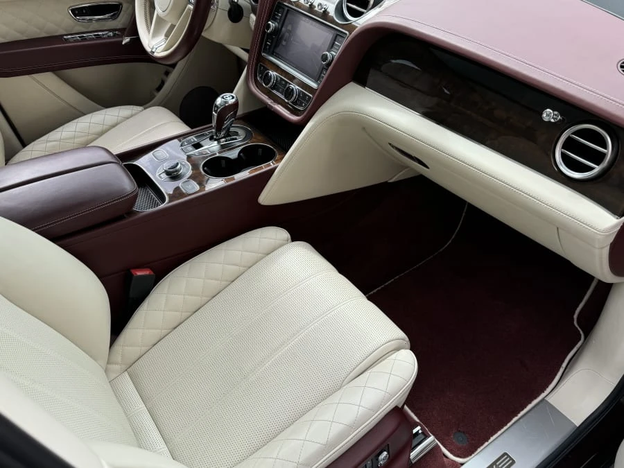 2019 Bentley Bentayga - Image 10 of 17