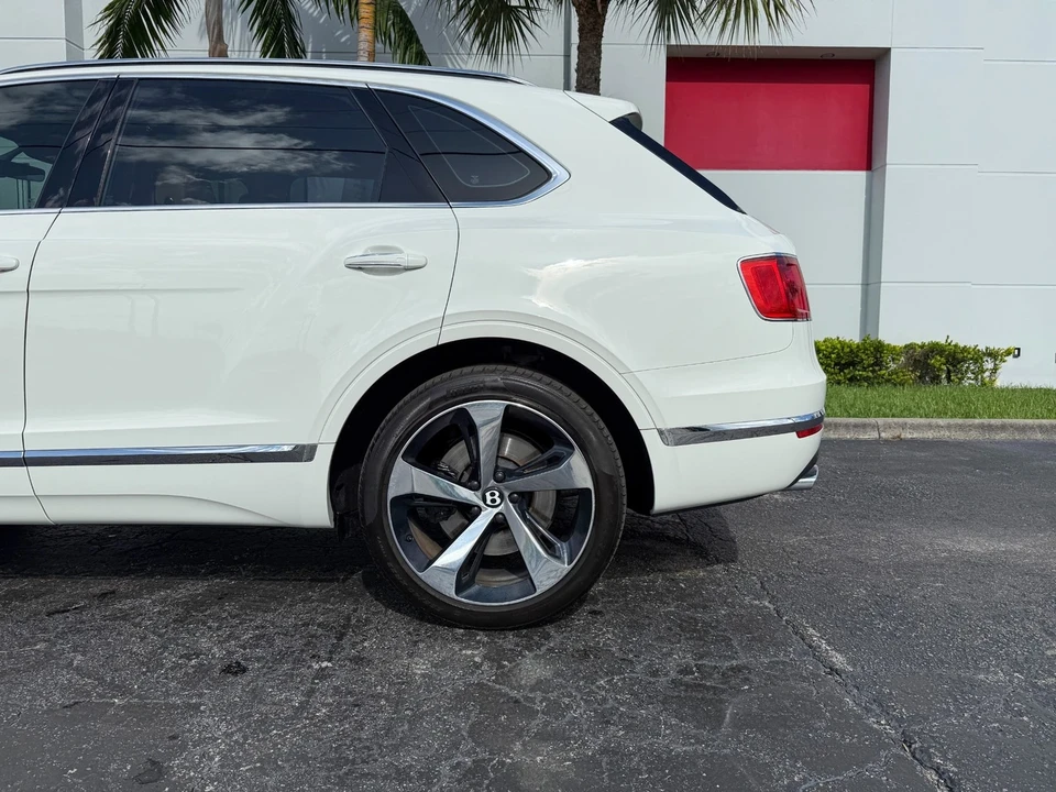 2019 Bentley Bentayga - Image 12 of 21