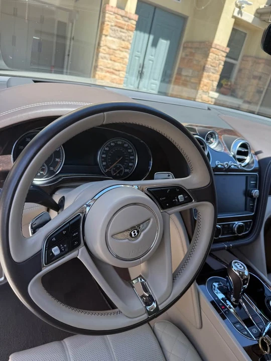 2019 Bentley Bentayga - Image 16 of 17