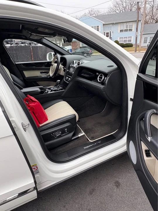 2019 Bentley Bentayga - Image 7 of 17