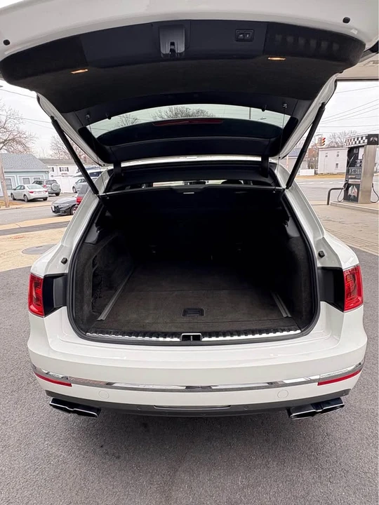 2019 Bentley Bentayga - Image 9 of 17