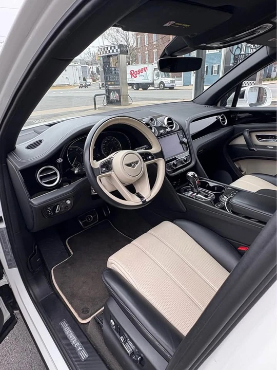2019 Bentley Bentayga - Image 8 of 17