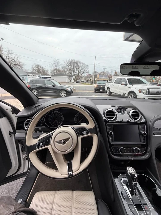 2019 Bentley Bentayga - Image 12 of 17