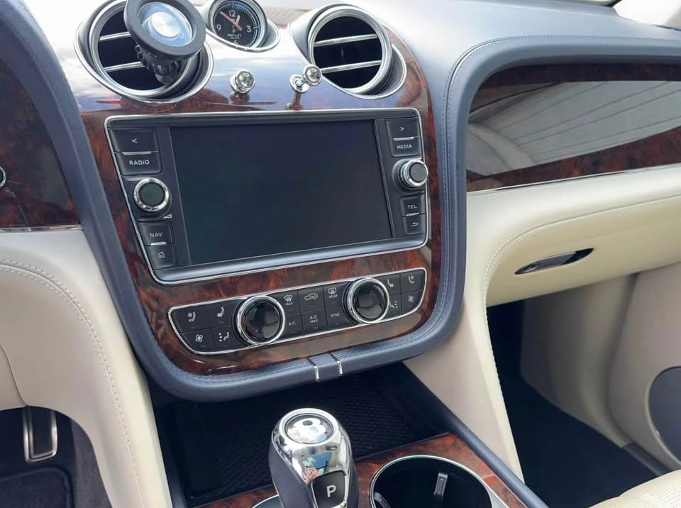 2019 Bentley Bentayga - Image 16 of 18
