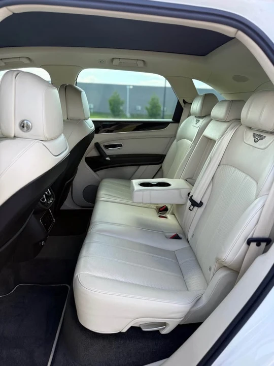 2019 Bentley Bentayga - Image 9 of 17