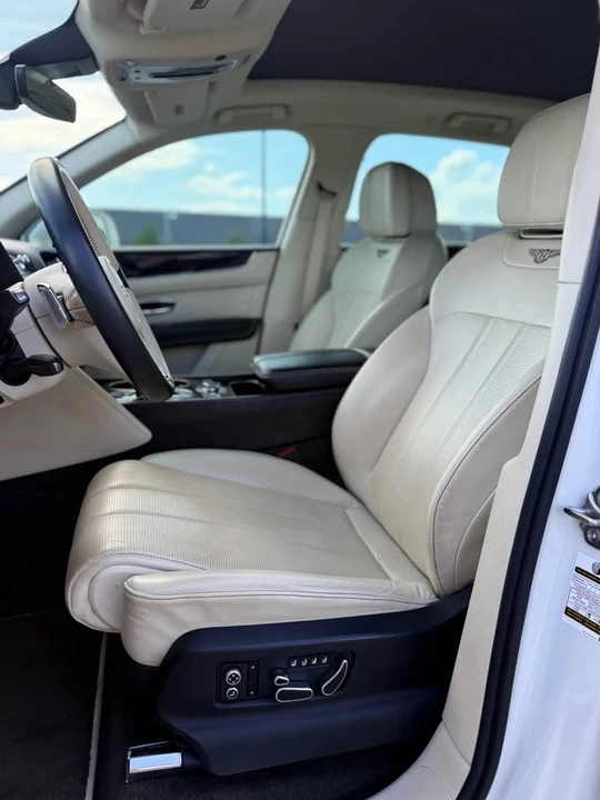 2019 Bentley Bentayga - Image 7 of 17