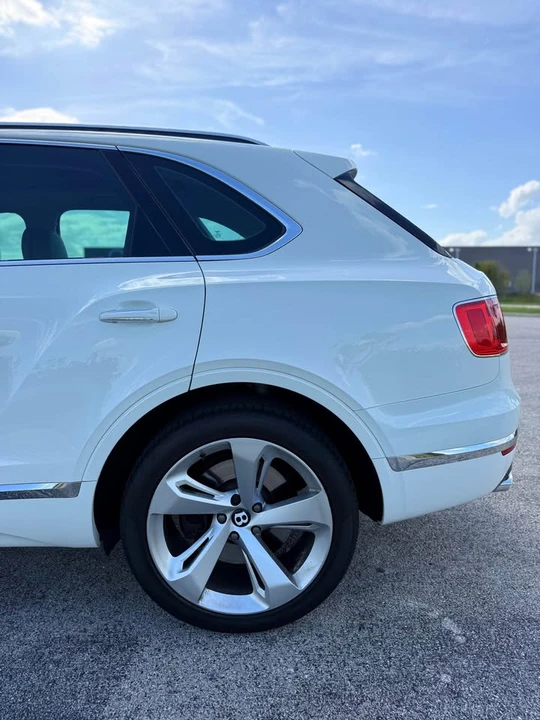 2019 Bentley Bentayga - Image 11 of 17