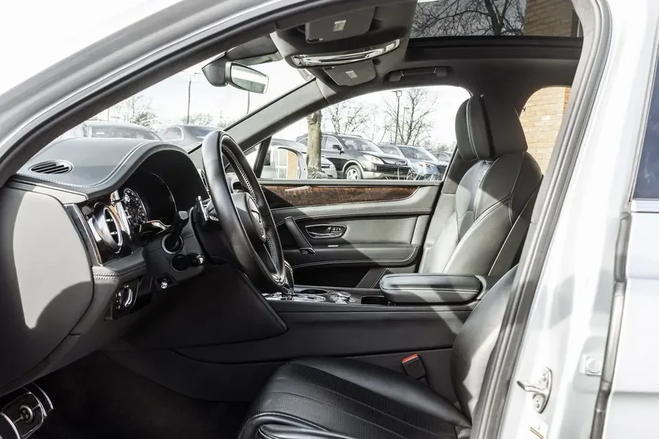 2019 Bentley Bentayga - Image 11 of 17