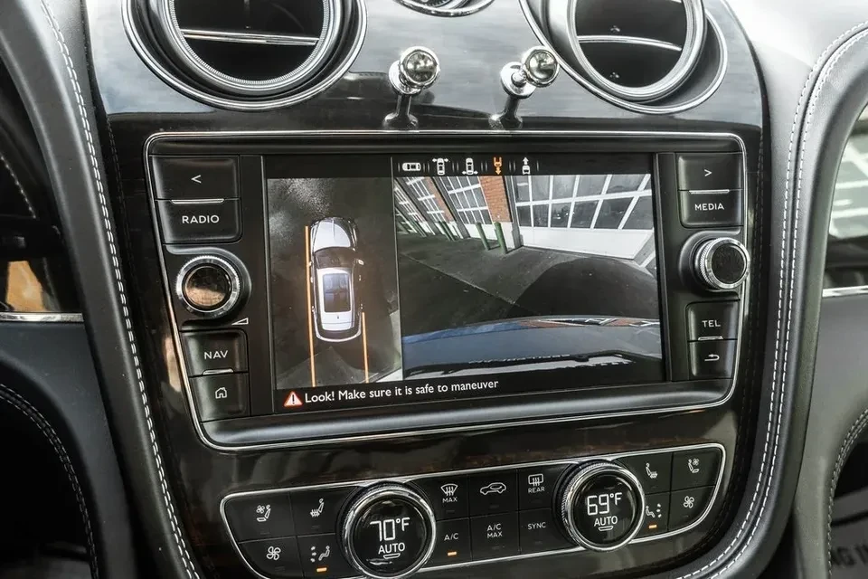 2019 Bentley Bentayga - Image 7 of 17
