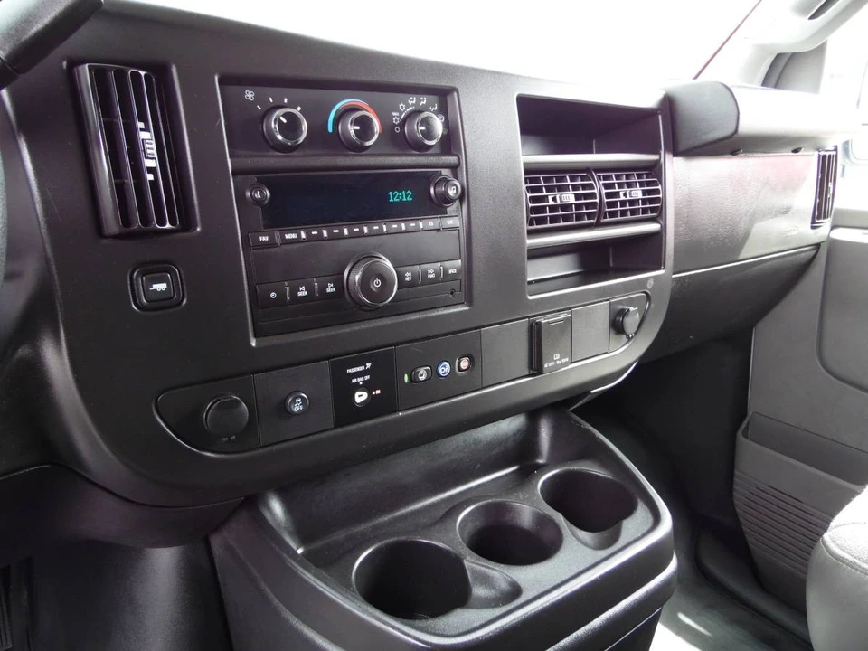 2019 Chevrolet Express - Image 15 of 21